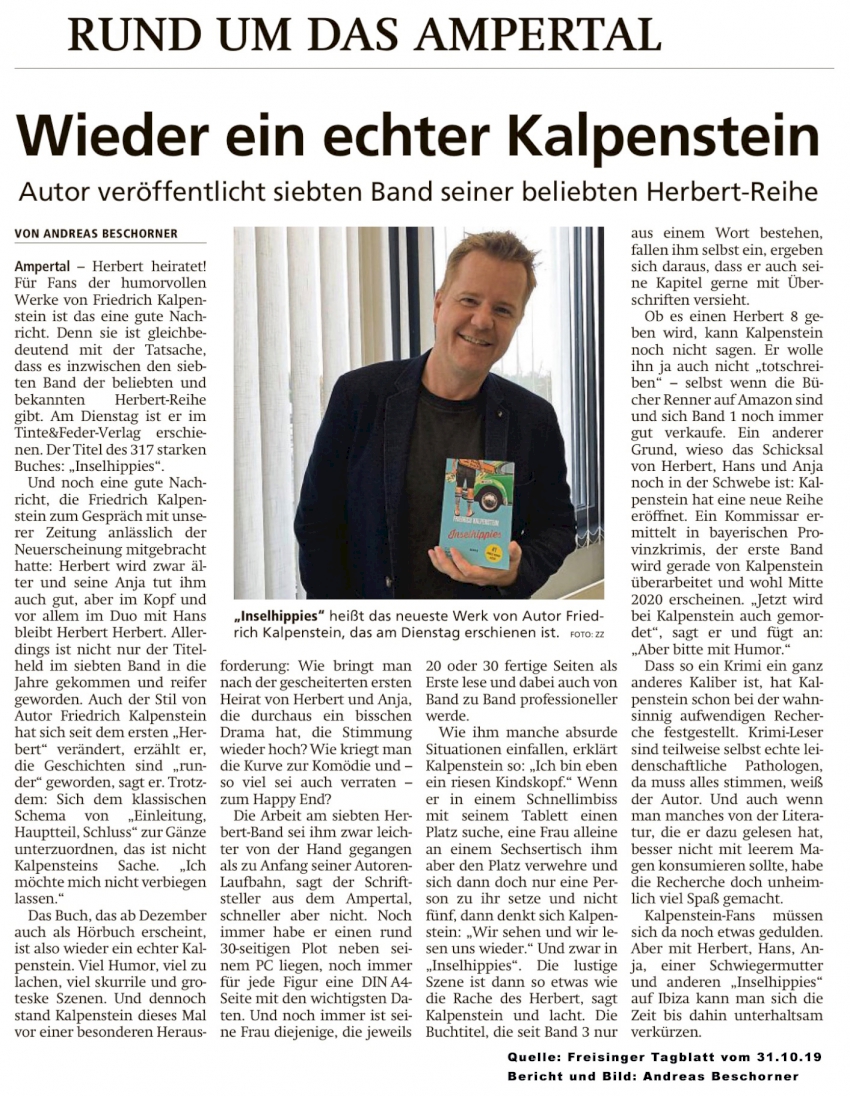 Zeitungsartikel aus dem Freisinger Tagblatt vom 31.10.2019. Zwischen dem Text ist ein Bild des Autors, der seinen neuen Roman INSELHIPPIES in der Hand hält.