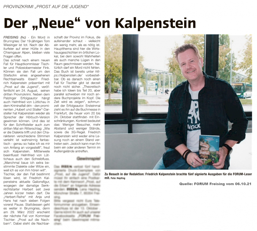 Zu sehen ist ein Zeitungsartikel aus dem FORUM Freising vom 06.10.21. Friedrich Kalpenstein im Interview über seinen neuen Provinzkrimi "Prost, auf die Jugend". Auf dem Bild neben dem Text ist der Autor mit seinem Buch zu sehen. Aufgenommen in der Redaktion.