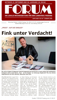 Vorschaubild: Titelseite des Forum Freising vom 21.09.22. Zu sehen ist Friedrich Kalpenstein beim Signieren eines Buches aus der Tischler-Reihe in der Freisinger Redaktion.