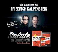 Vorschaubild: Friedrich Kalpenstein und HELMFRIED VON LÜTTICHAU gemeinsam in einem düsteren Umfeld. Davor das Cover des neuen Gardasee-Krimis SALUTE - Der letzte Espresso.