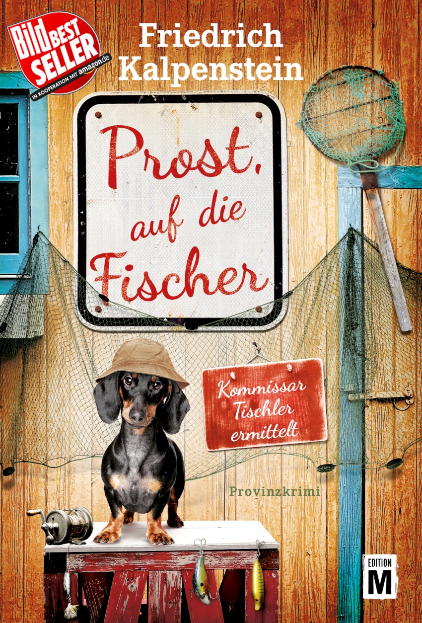 Auch der 12. Teil der reihe ist BILD-Bestseller! Auf dem Cover des 12. Teils der Tischler-Reihe ist die Dackeldame Resi mit einem Fischerhut zu sehen. Hinter ihr hängt ein Fischernetz an der Holzwand einer Fischerhütte. Sie steht auf einem Tisch.