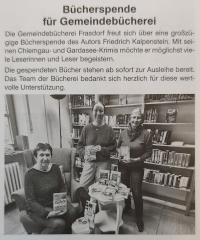 Vorschaubild: Zu sehen ist ein Zeitungsartikel der Dorfzeitung Frasdorf. Auf dem Bild präsentiert das Team der Gemeindebücherei ein paar Kalpenstein-Romane, die der Autor für Bücherei und deren Lesekunden zur Verfügung gestellt hat.